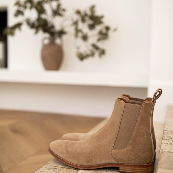 Men\'s Suede Chukka Boots in Light Tan
